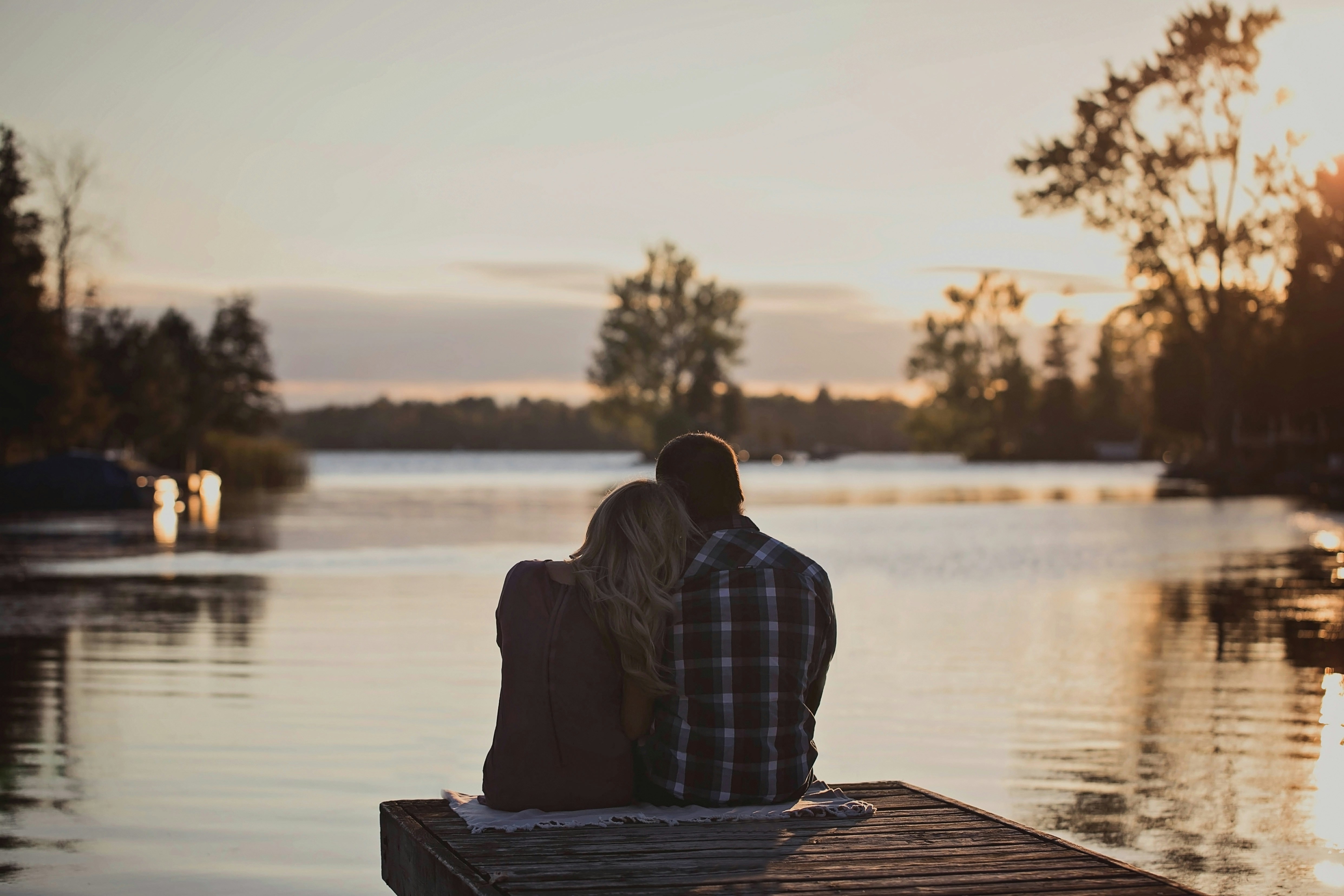 Pareja compartiendo un momento de cercanía e intimidad emocional