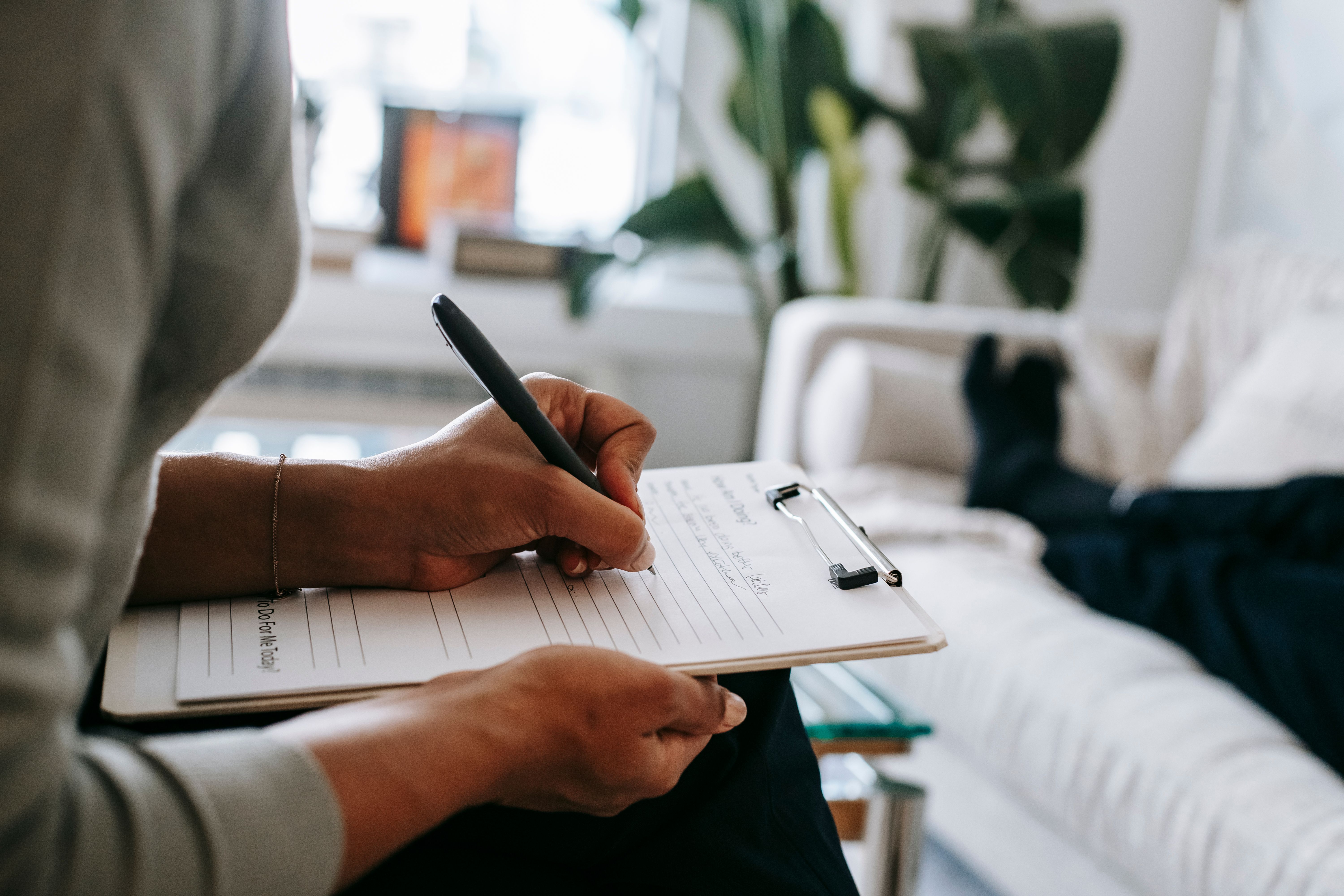 terapeuta haciendo anotaciones en terapia